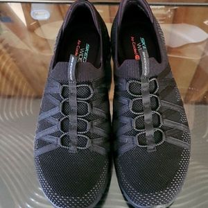 Skechers size 9.5 black tennis shoes NEW